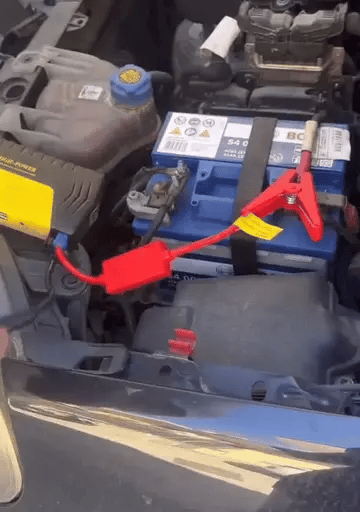 Universelle Auto-Starthilfe: Starten Sie Ihre Batterie per Knopfdruck!