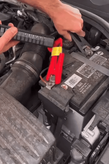 Universelle Auto-Starthilfe: Starten Sie Ihre Batterie per Knopfdruck!